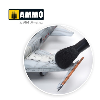 Ammo Mig afstofkwast No.2 in gebruik modelbouw